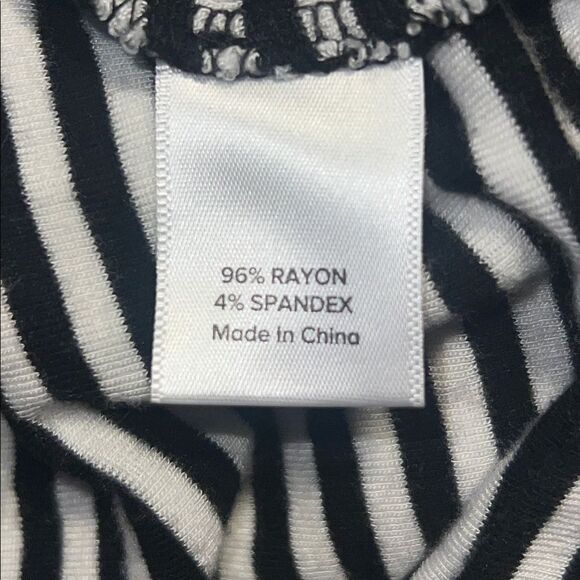 EVEREVE Laney Black + White Striped Structured Padded Shoulder Sleeveless Top-M - Picture 9 of 10